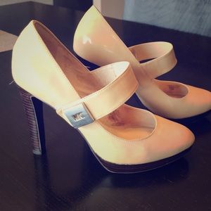 Michael Kors beige patent leather shoes